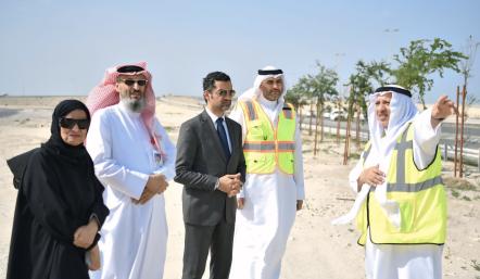 وزير شؤون البلديات والزراعة يتفقد مشروع تشجير شارع الملك حمد ويؤكد تسارع وتيرة تنفيذ خطة التشجير