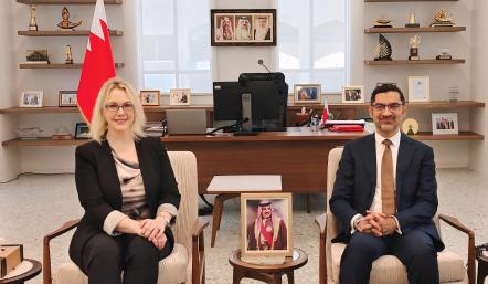 وزير شؤون البلديات والزراعة يستقبل سفيرة الولايات المتحدة الأمريكية لدى مملكة البحرين