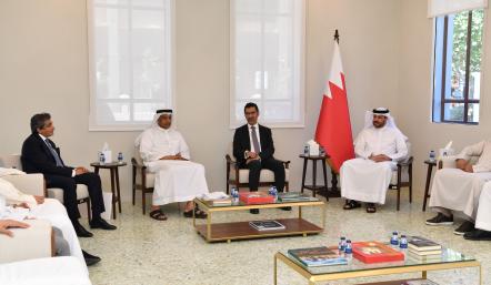 وزير شؤون البلديات والزراعة يجتمع مع رئيس وأعضاء جمعية التطوير العقاري البحرينية
