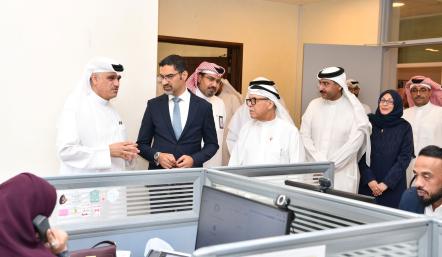 وزير شؤون البلديات والزراعة يتفقد مركز خدمة العملاء عن بعد للخدمات البلدية