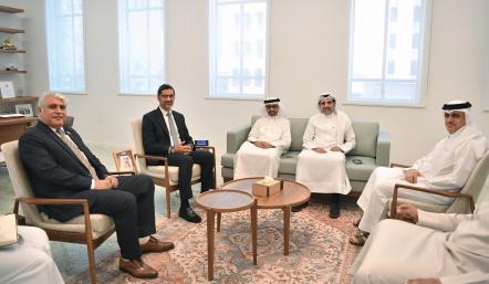 وزير شؤون البلديات والزراعة يجتمع مع رئيس وأعضاء جمعية البحرين العقارية